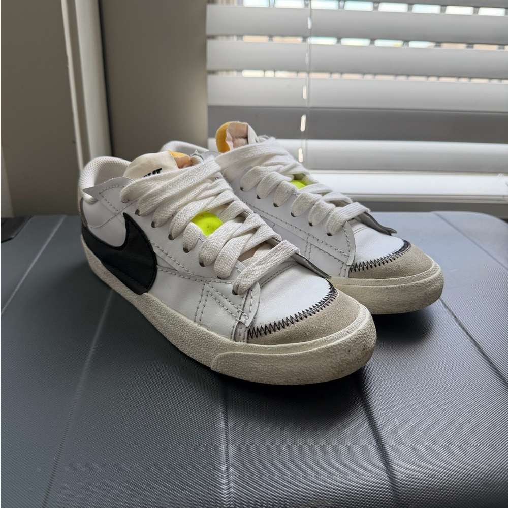 Nike Low Top White Blazers